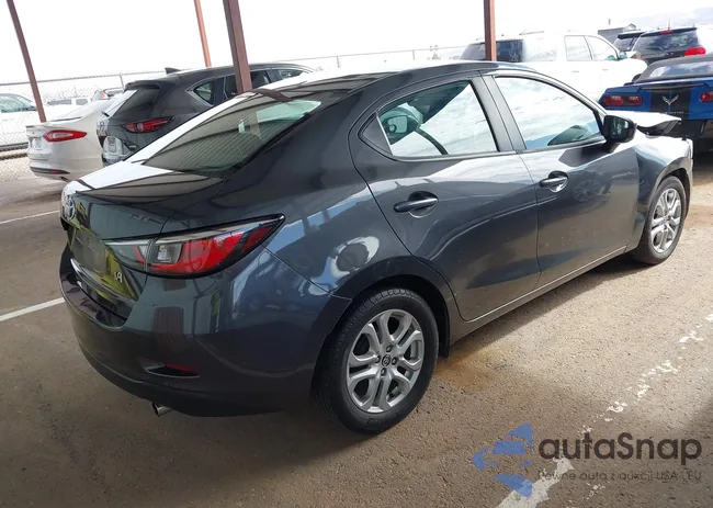 3MYDLBYV0JY310341: 43242774