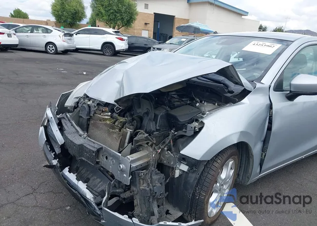 3MYDLBYV2JY305674: 43253902