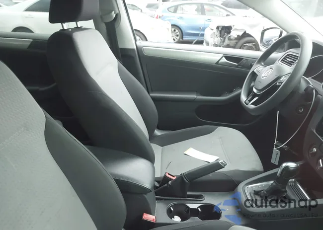 3VW2B7AJ3JM233644: 43323313