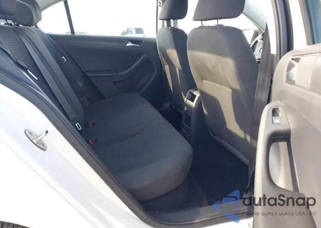 3VW2K7AJ8FM310399: 43323737