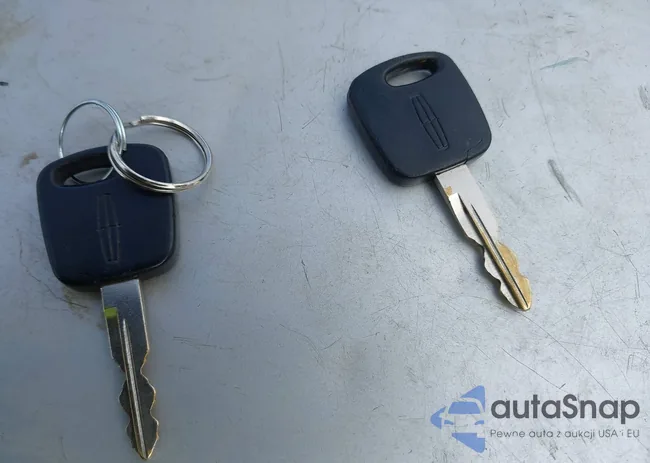 1LNFM97V4WY633563: 43363808