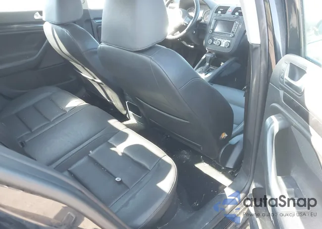 3VWRZ7AJ8AM026175: 43368667