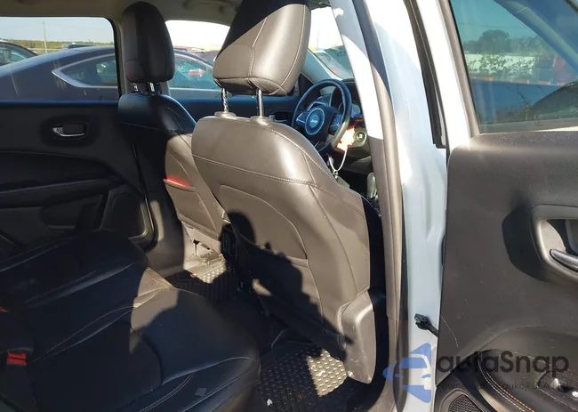 3C4NJDBB3JT483660: 43371928