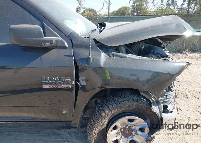 3C6UR5DL2JG411025: 43406084