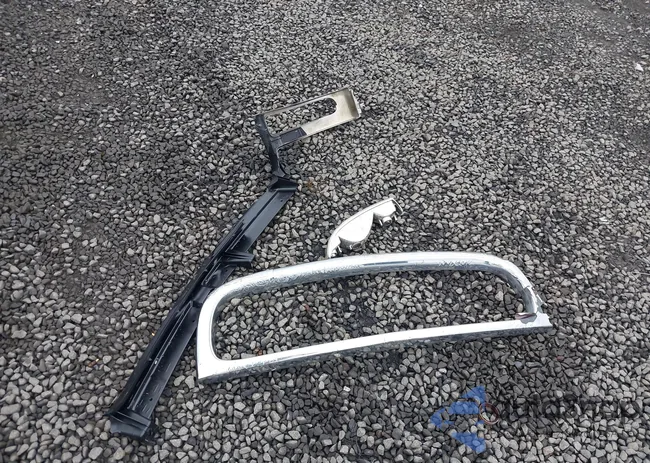 1GKEK13Z84J260165: 43418464