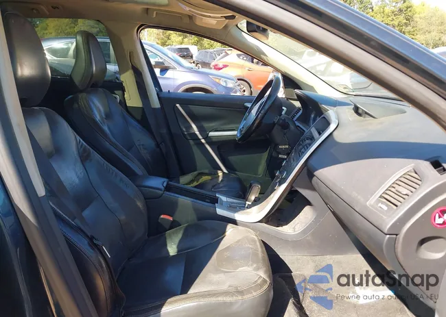 YV4992DZ8A2106846: 43461552