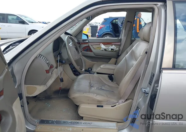 WDBGA33G9XA415553: 43490066