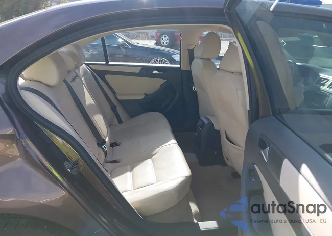 3VWDP7AJ8CM308500: 43504982