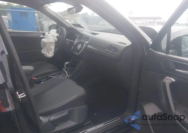 3VV8B7AX4RM048758: 42523725