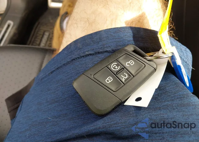 3VV8B7AX3RM111526: 42524100