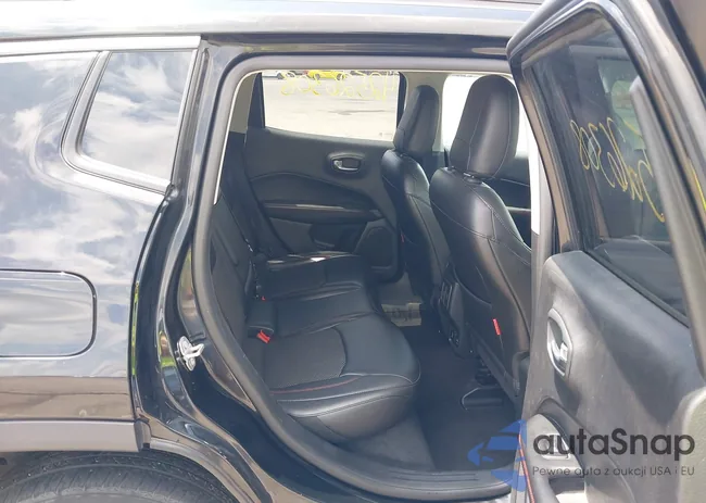 3C4NJDDB1JT308207: 42526308