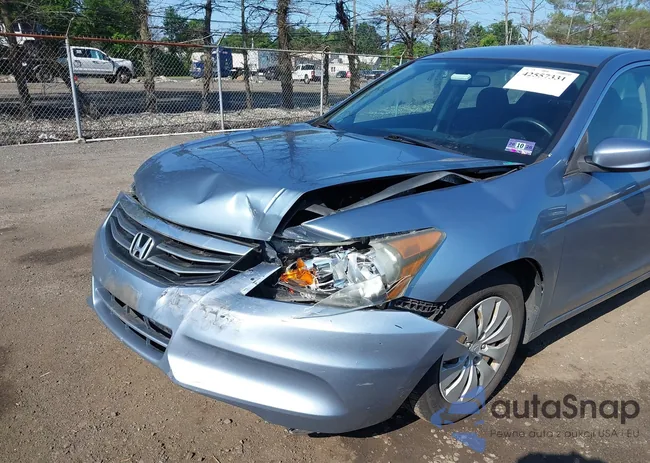 1HGCP2F30BA156253: 42557331