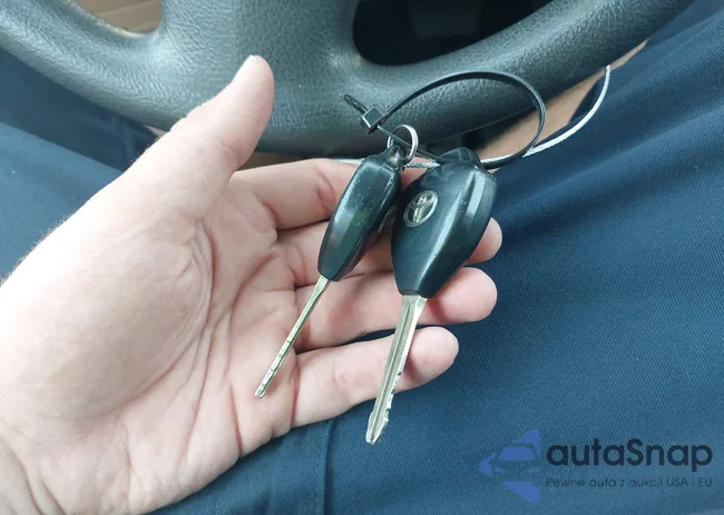 2T1BU4EE3BC701701: 42570850