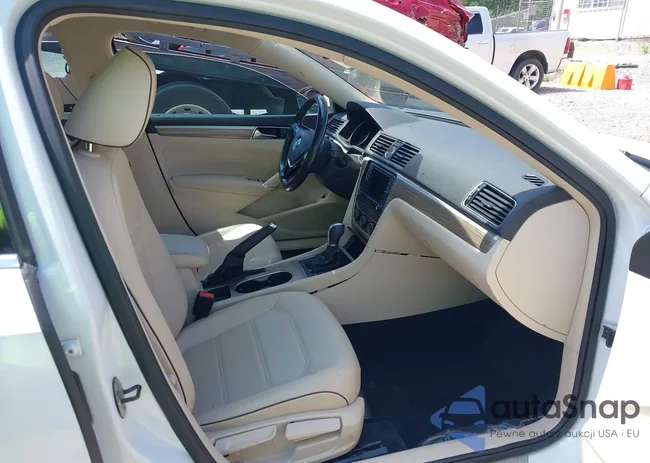 1VWBT7A3XGC067745: 42590337