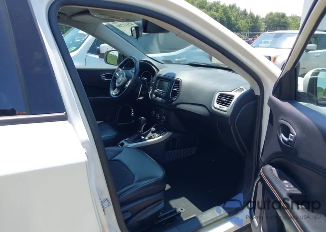 3C4NJDBB5JT256809: 42611280