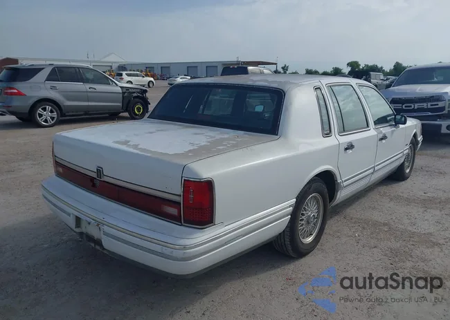 1LNLM82W6PY758465: 42631582