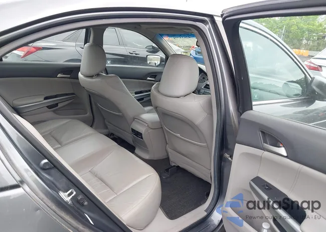 1HGCP3F83AA019131: 42633778