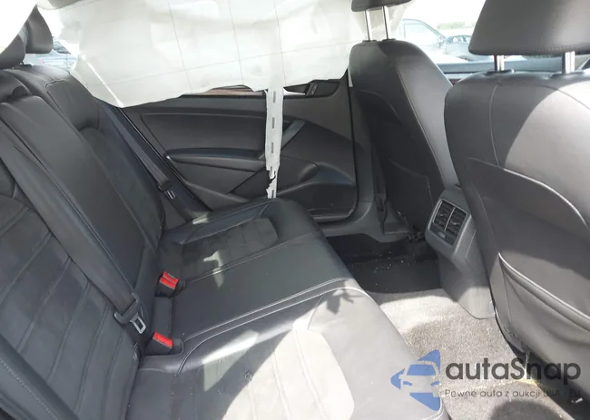 1VWCT7A37FC037752: 42640396