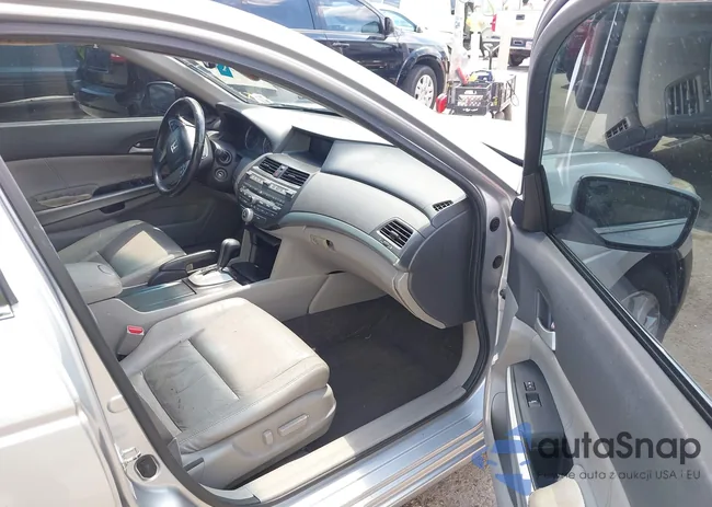 1HGCP3F86AA004977: 42642863