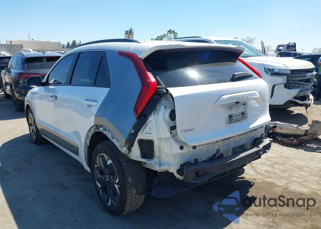 KNDCT3L19P5015619: 42648130