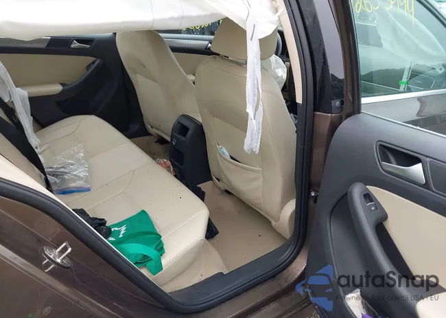 3VWD17AJ9FM216558: 42653444