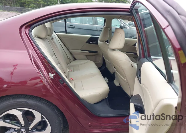 1HGCR3F87GA000696: 42672716