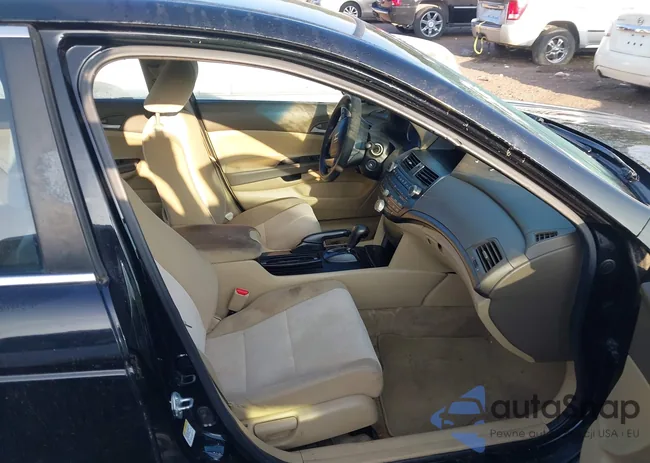 1HGCP2F43AA138563: 42682133