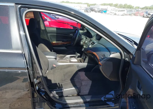 1HGCP2F75BA110520: 42686351