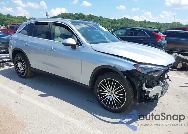 W1NKM4HB3RF211495: 42705501