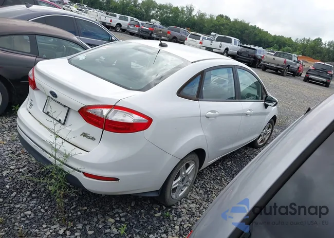 3FADP4BJ2KM158744: 42726570