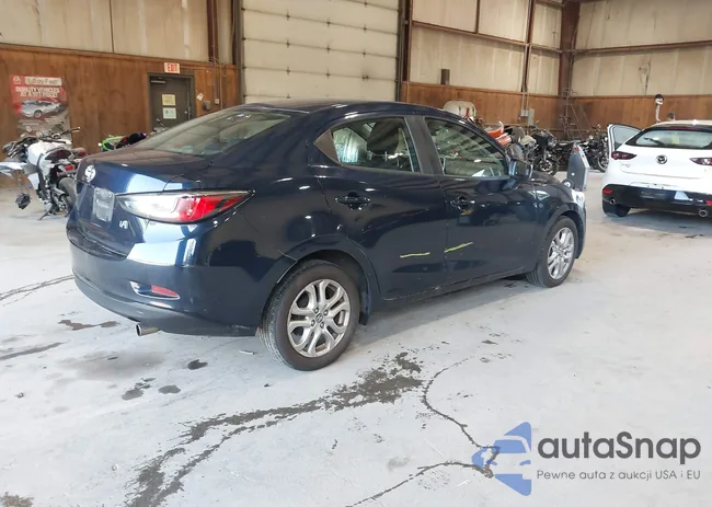 3MYDLBYV3JY328106: 42752216