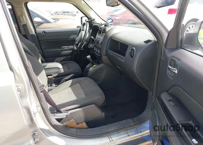 1C4NJPFB8HD183723: 42751799