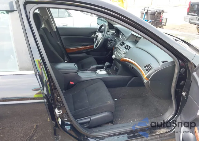 1HGCP2F7XBA110738: 42754276