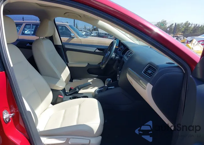 3VWDB7AJ8HM232220: 42755068