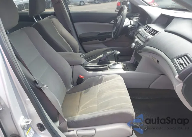 1HGCP2F33BA070497: 42761327