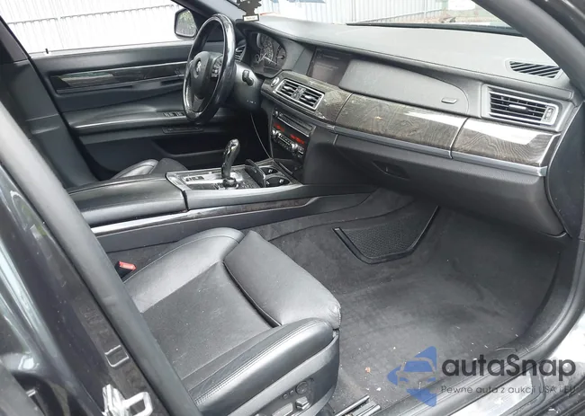 WBAKB8C50CC963277: 42760975