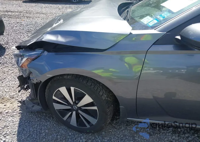 1N4BL4DW3NN400768: 42776818