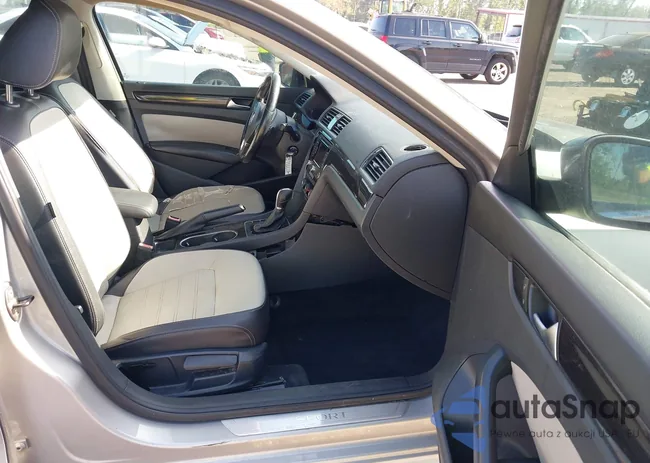 1VWBS7A31EC083686: 42789932