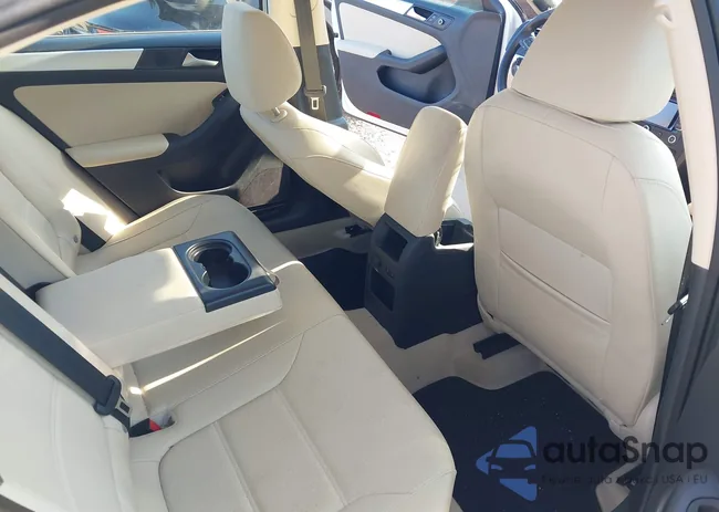 3VW637AJ8DM319227: 42795868