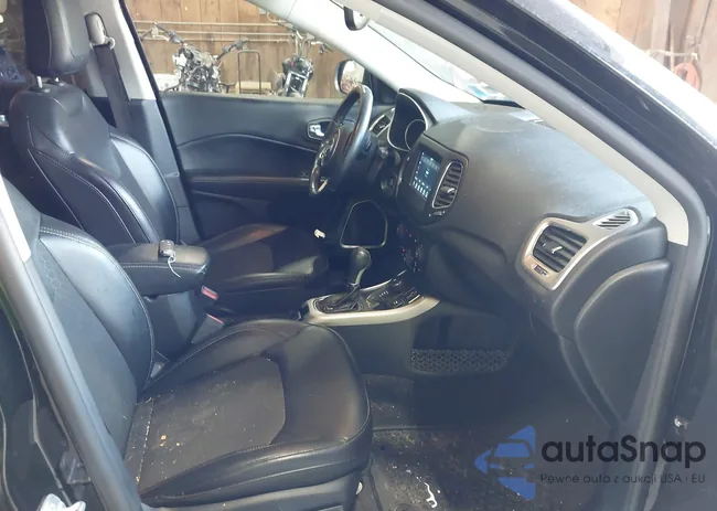 3C4NJDBB8JT179272: 42820083