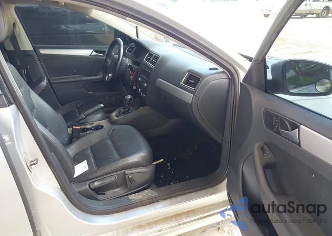 3VWD07AJ9EM204525: 42831600