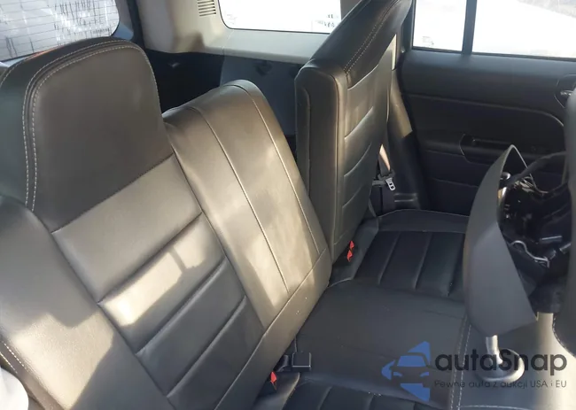 1C4NJRFB4GD558162: 42887232