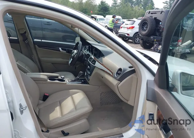 WDDGF8AB1DG077572: 42898442