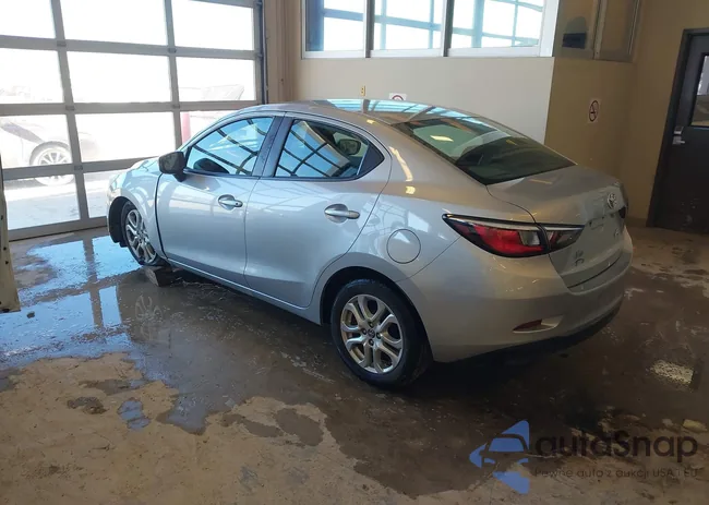 3MYDLBYV3JY319275: 43926731