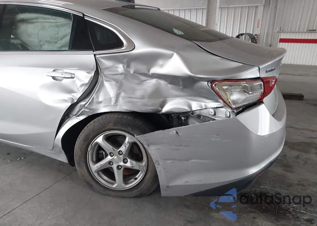 1G1ZB5ST4HF201780: 43939039