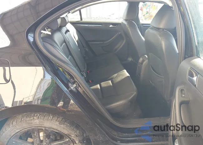 3VWD17AJ8JM205740: 43939998