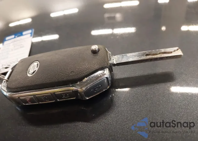 3KPF24AD6LE183638: 43944386