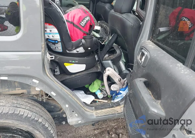 1C4HJXEN4PW558096: 43944555