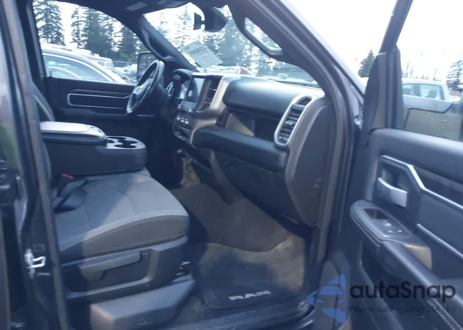 3C6UR5DL2RG286040: 43944569