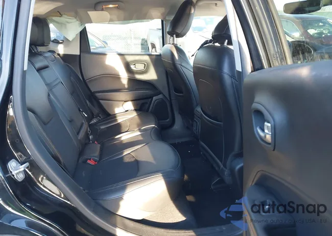 3C4NJDBB1KT690789: 43947575